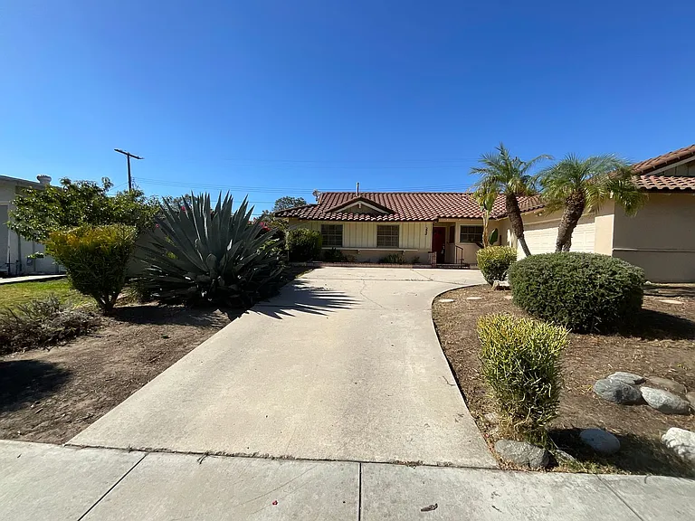 2539 E Seville Ave — Photo 29