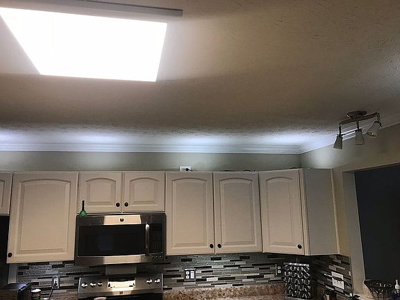 3rd image of 2463 Featherston Dr