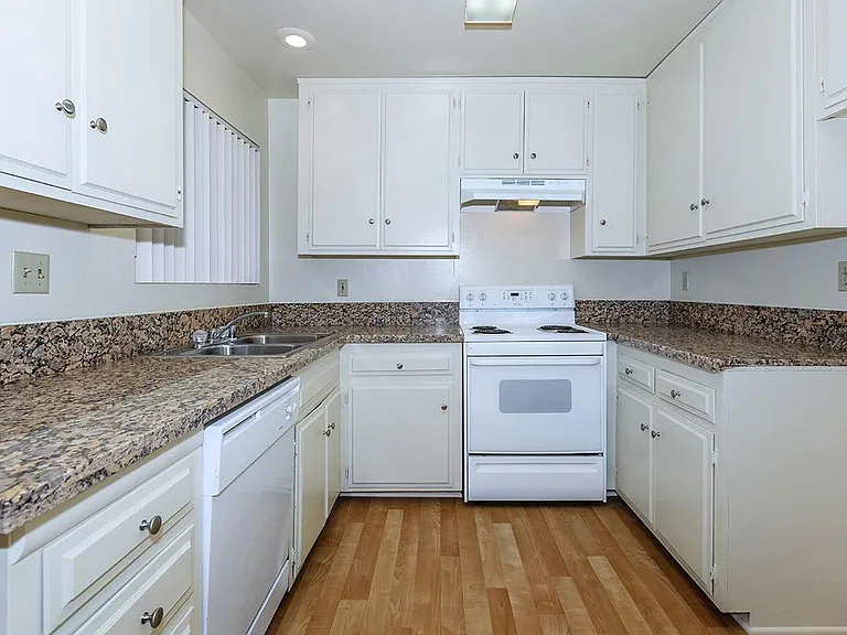 Riviera Vista Apartments — Photo 25