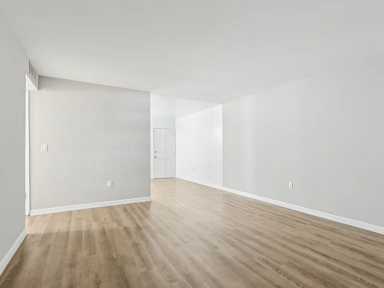 Greenwich Commons Apartment Homes — Photo 20