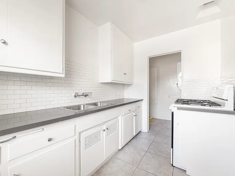 11218 Morrison St #6 — Photo 7