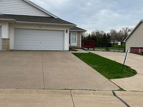 3734 Stoneview Cir SW, Cedar Rapids, IA 52404
