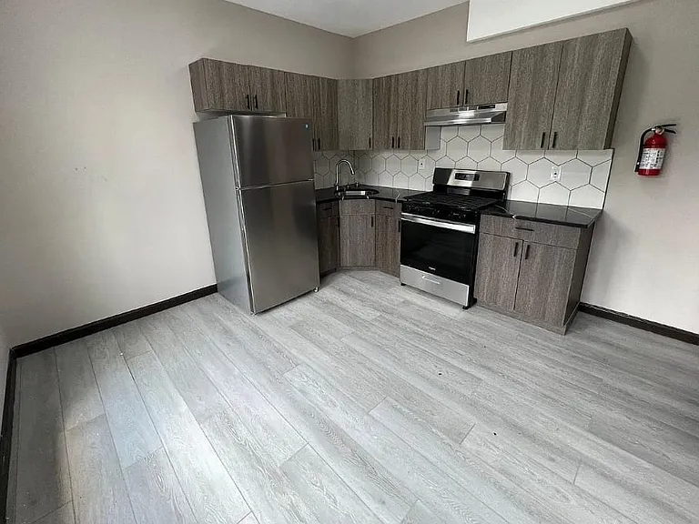 163 Elwood Ave #3L — Photo 6