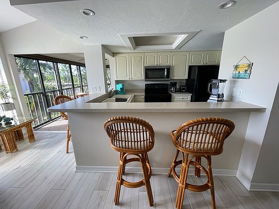 5th image of 5570 Trailwinds Dr APT 524