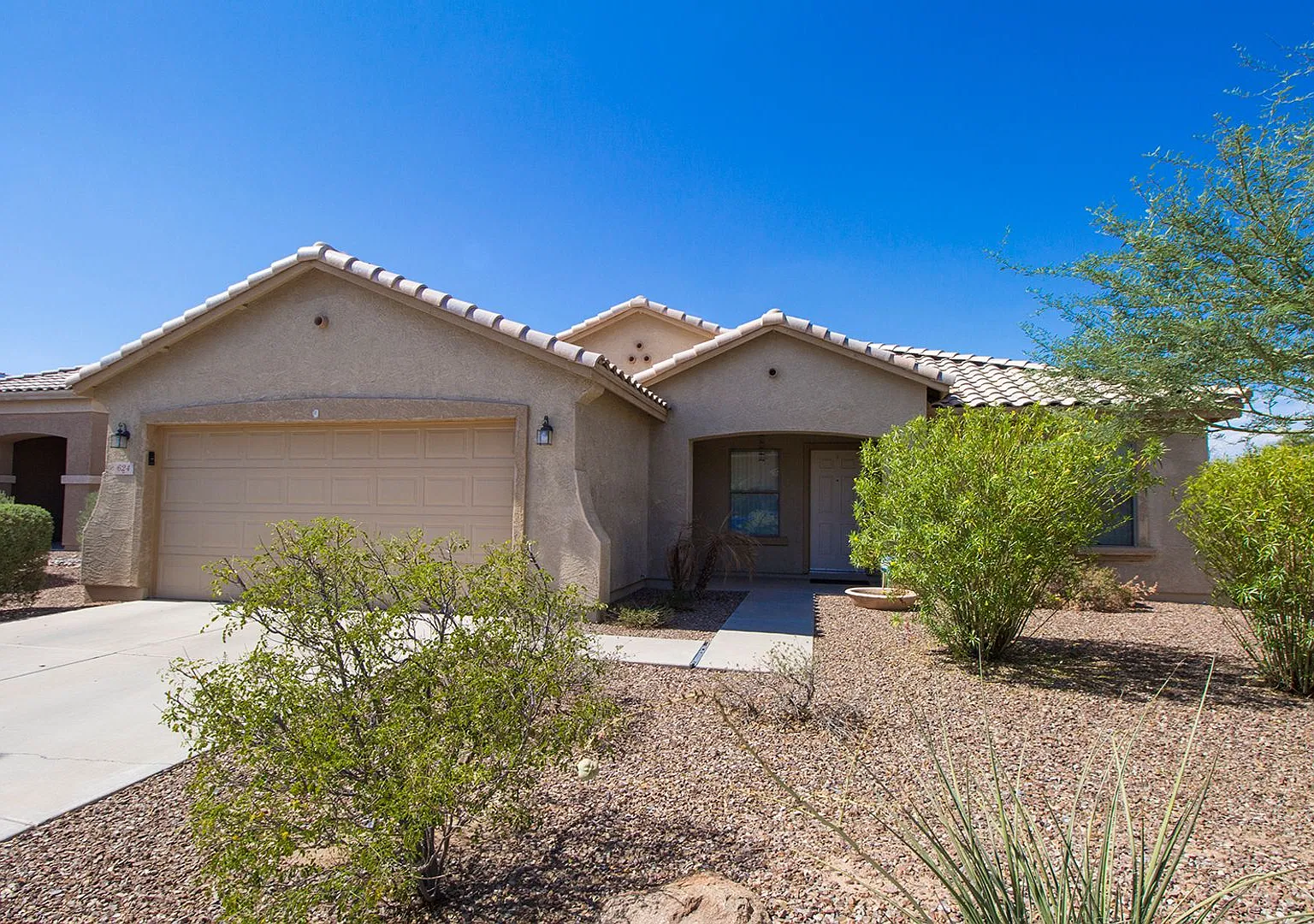 Inviting home with professional landscaping service! — Photo 1
