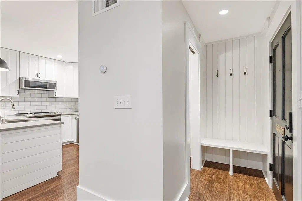 1 bed, 1.5 bath, 753 sqft, $1,950 — Photo 2