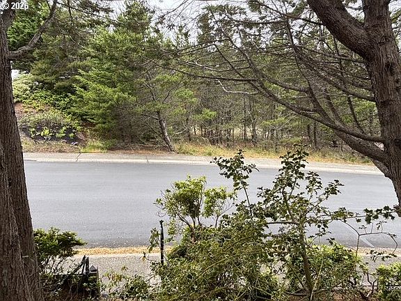 5th image of 17 Shoreline Dr
