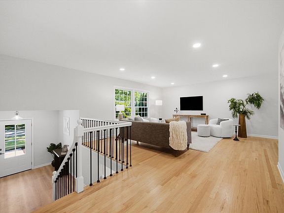 5th image of 34 Berkshire Dr