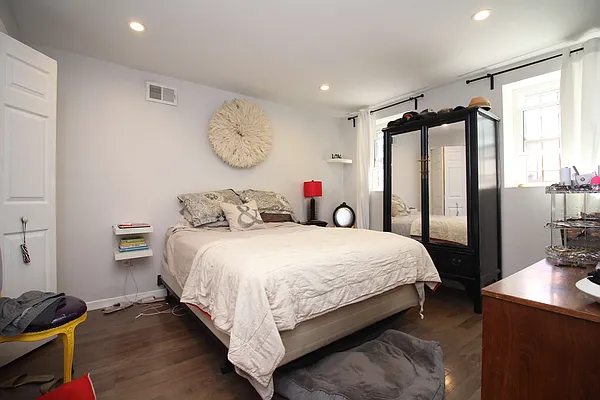 Rented by Nooklyn NYC LLC | media 22