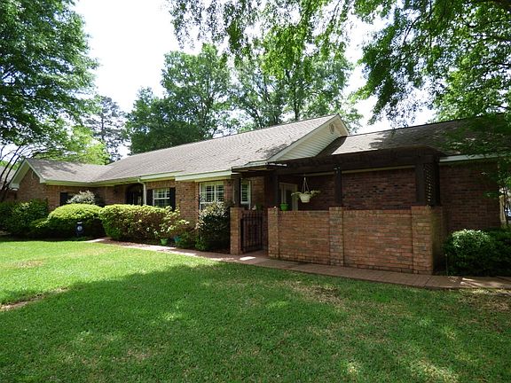 3rd image of 638 Saint James Pl