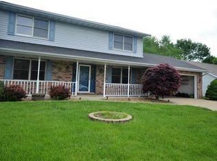 525 Thrush Ln, Swansea, IL