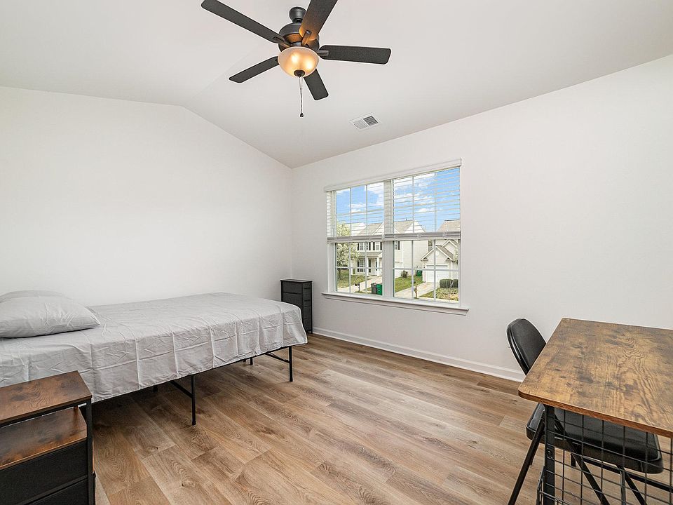 Queen, desk, Walk-in closet and bathroom