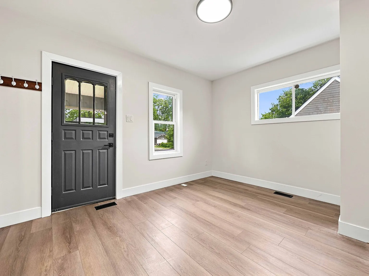 138 Sutton, Sarnia - - — Photo 2