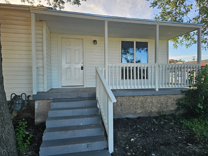 3 bed, 906 sqft, $1,050 — Photo 2