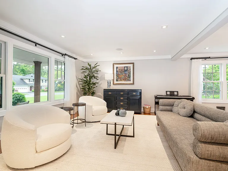 10 Loewen Ct — Photo 6