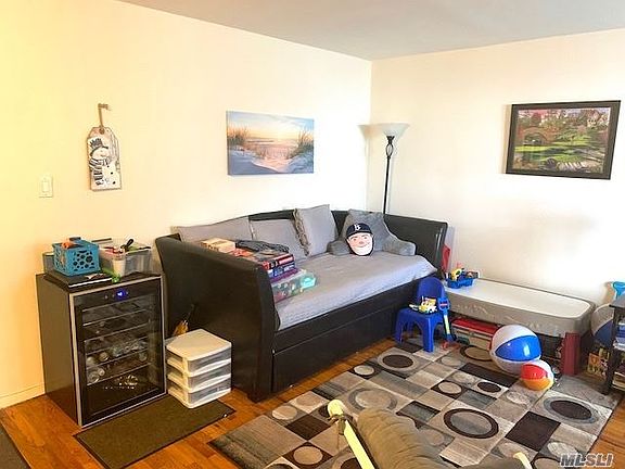 3rd image of 10 Monroe Blvd APT 4A