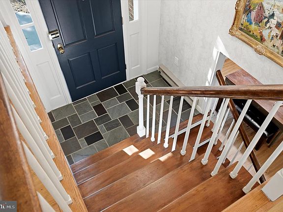 5th image of 315 Walker St