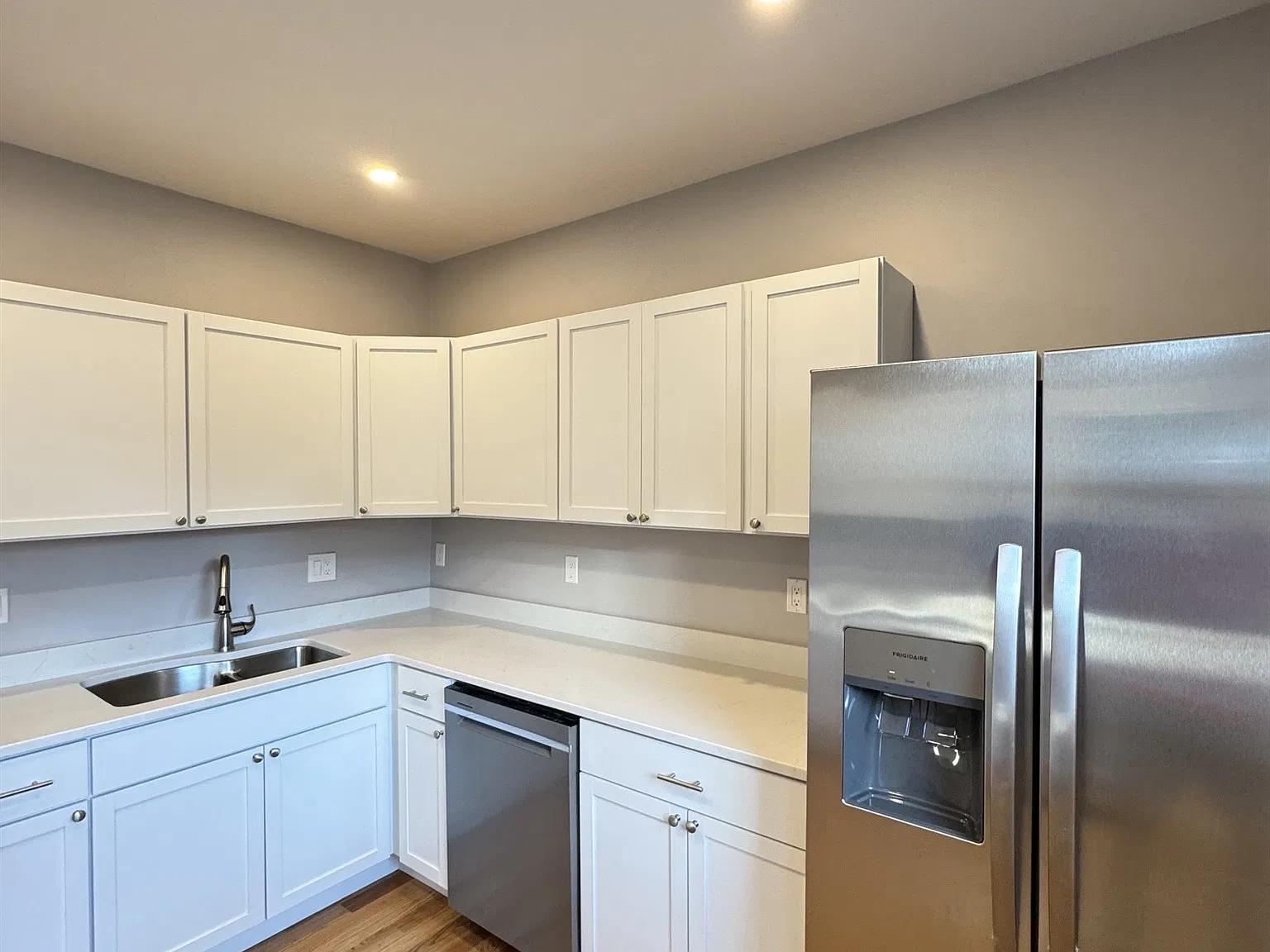 3 bed, 1.5 bath, 1300 sqft, $4,200 — Photo 3