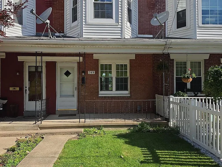 749 Oak St — Photo 1