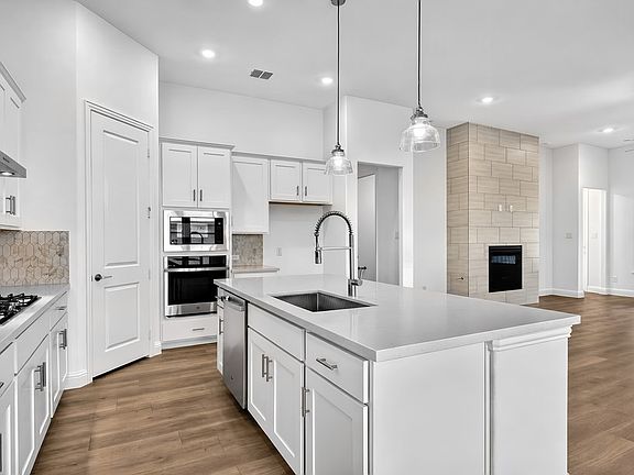 3rd image of 1724 Elderberry Ln