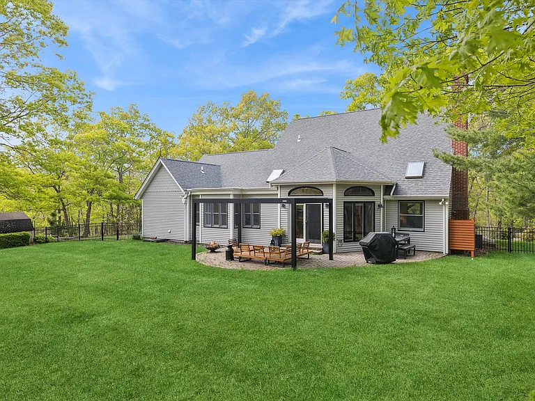 2 Red Creek Cir — Photo 3