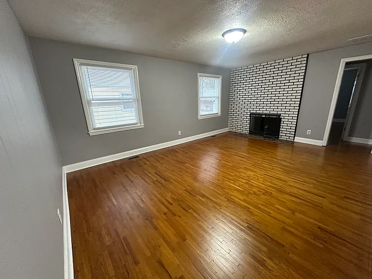 2919 S Center St — Photo 5