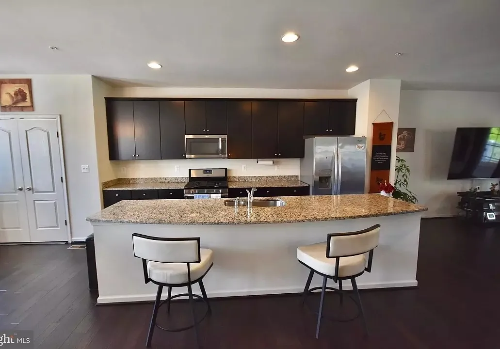 3 bed, 2952 sqft, $3,300 — Photo 4