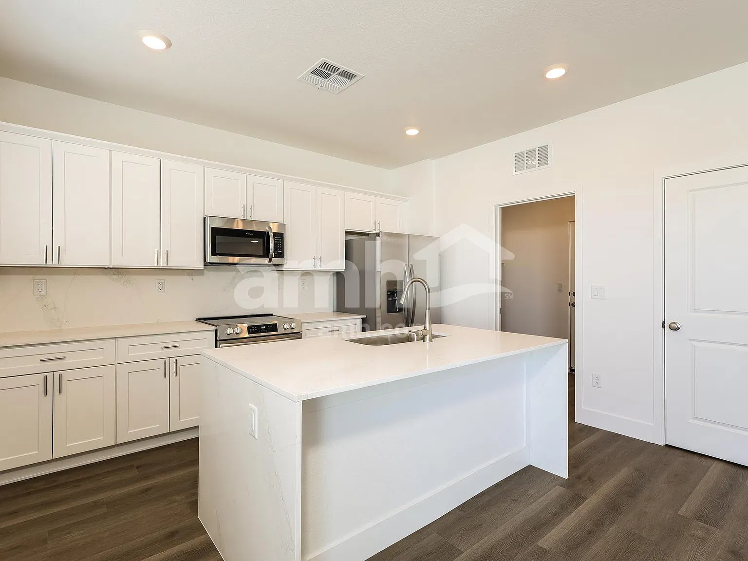 5 bed, 3.0 bath, 2160 sqft, $3,290 — Photo 3
