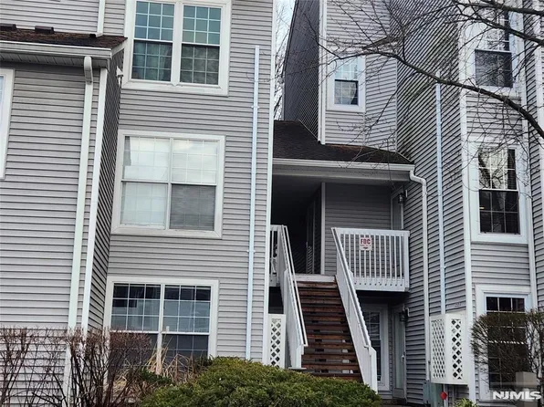 32 Fox Run Dr, Englewood, NJ 07631