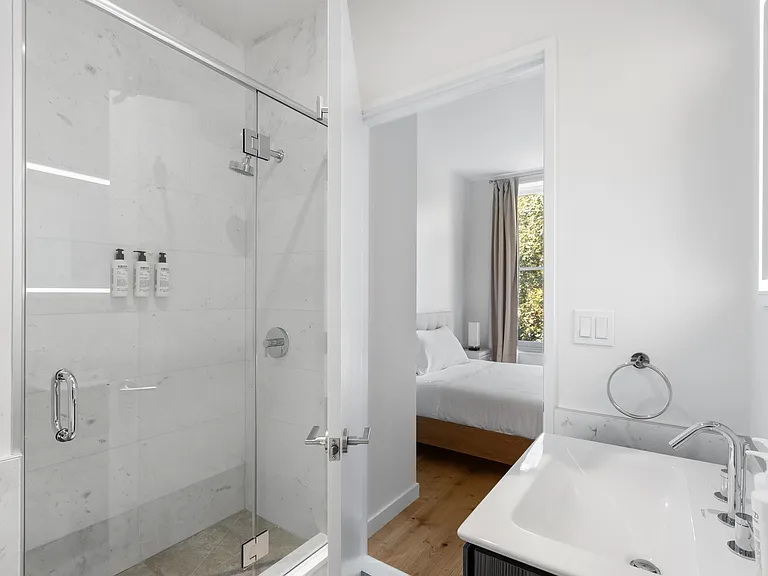 236 E 15th St #3 — Photo 24
