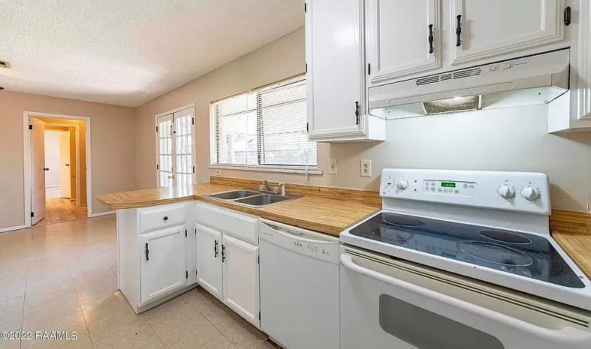 109 Strasbourg Dr — Photo 2