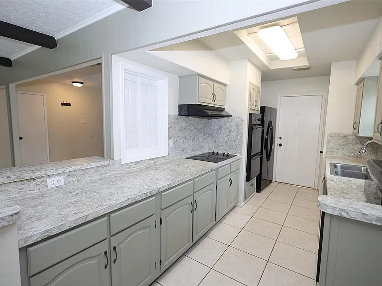 9422 Claridge Dr — Photo 6