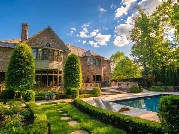 1204 Daviswood Dr, McLean, VA 22102