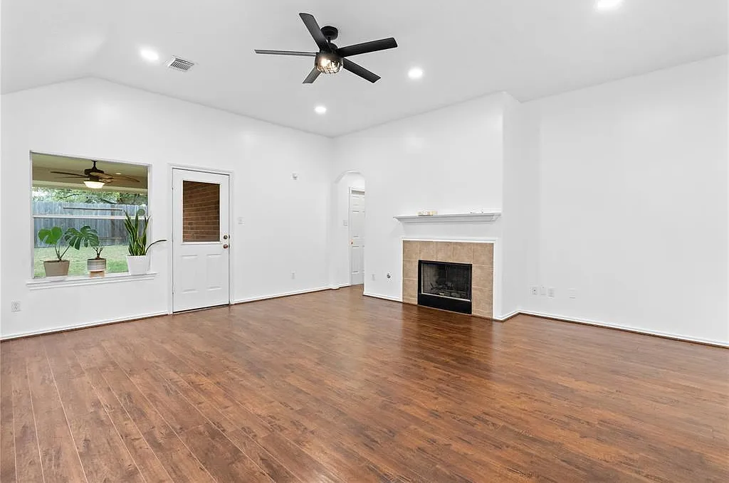 4 bed, 2.0 bath, 1897 sqft, $2,400 — Photo 4