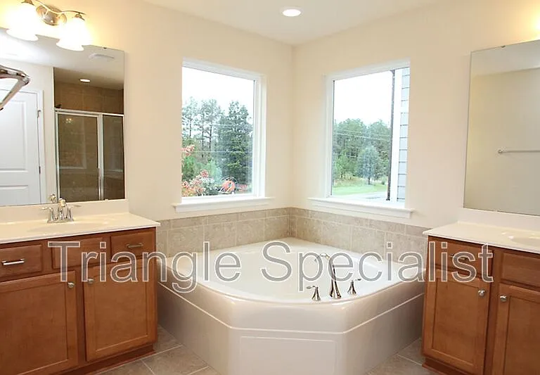 215 Begen St — Photo 11