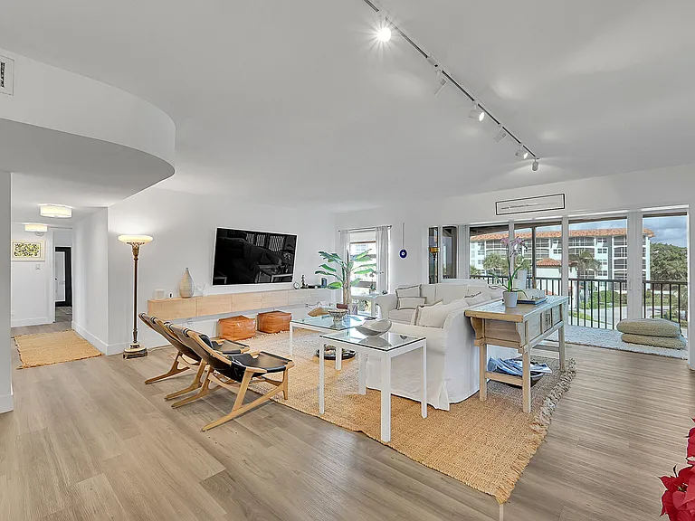 2871 N Ocean Blvd #D302 — Photo 9