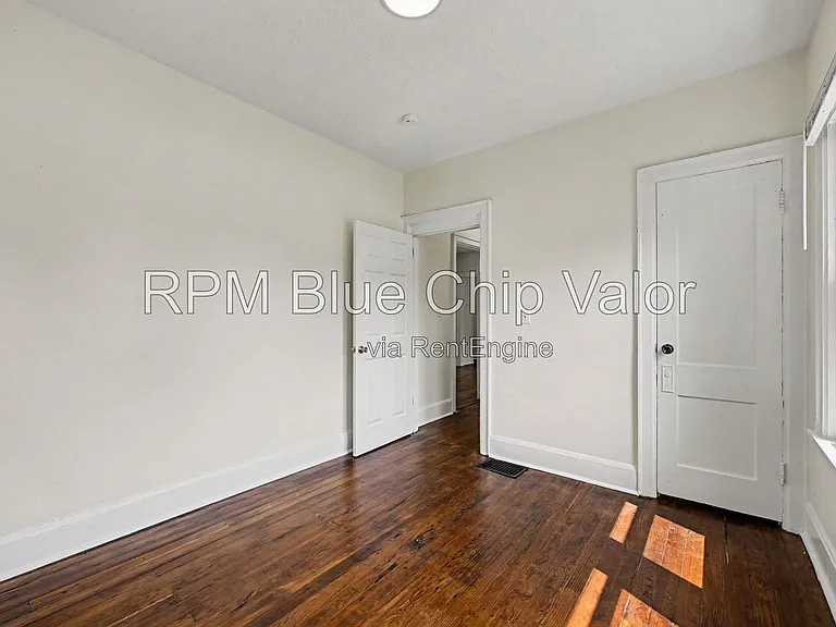 1832 Woodlawn Ave — Photo 12