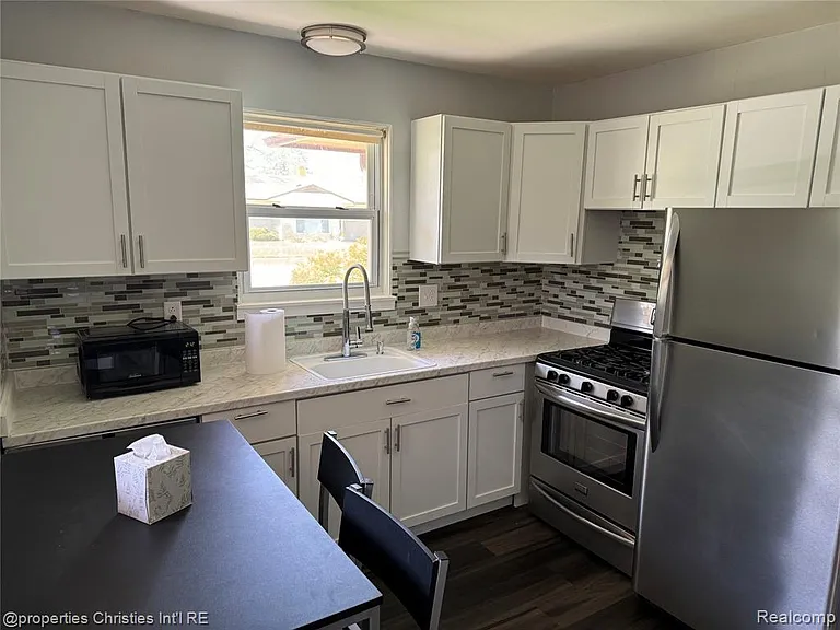 22000 Sunset Blvd — Photo 4