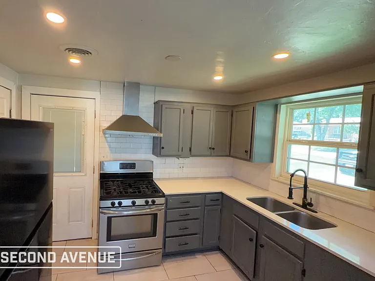 1112 Mallard Dr — Photo 4