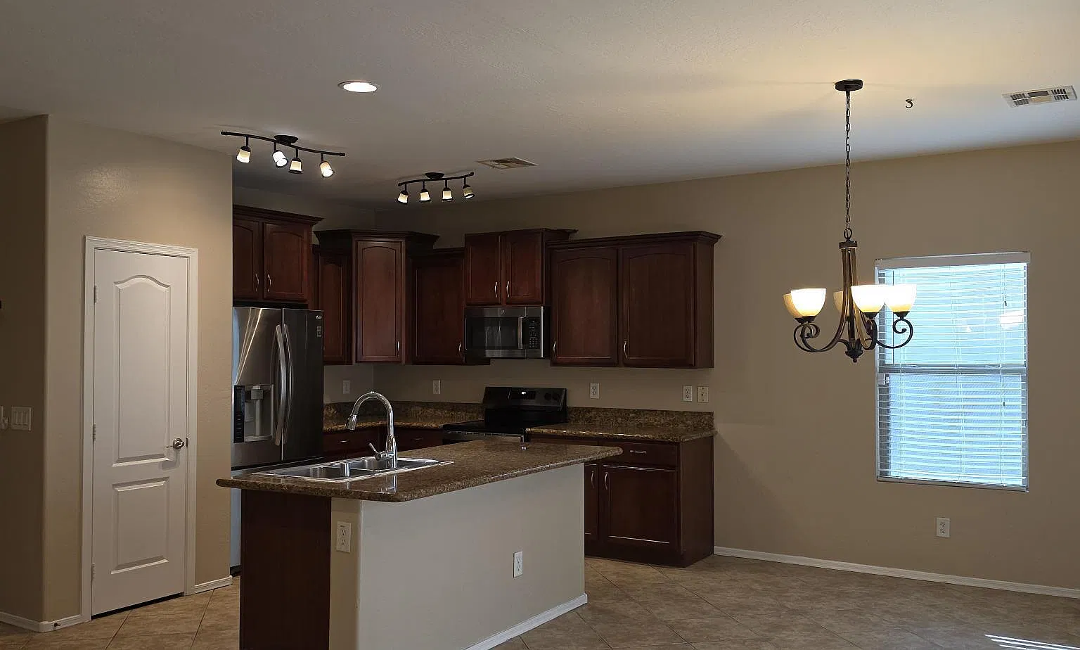 5 bed, 3.5 bath, 2764 sqft, $2,800 — Photo 3