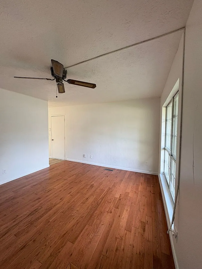 3 bedroom home on south side. — Photo 2