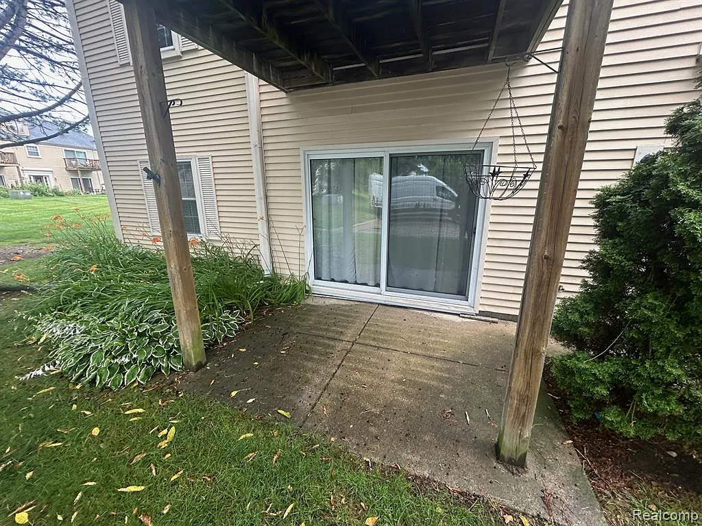 2 bed, 1.0 bath, 857 sqft, $1,100 — Photo 2