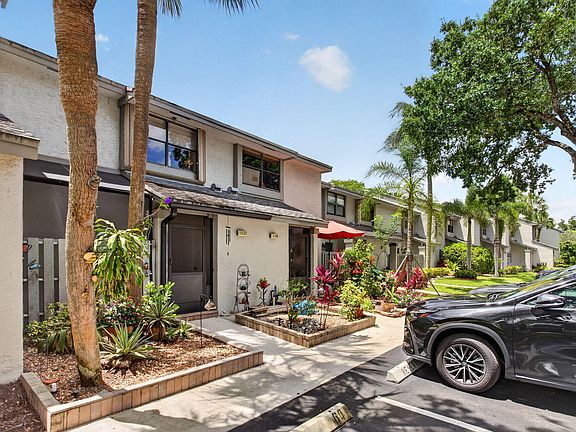 3rd image of 3327 Carambola Circle S