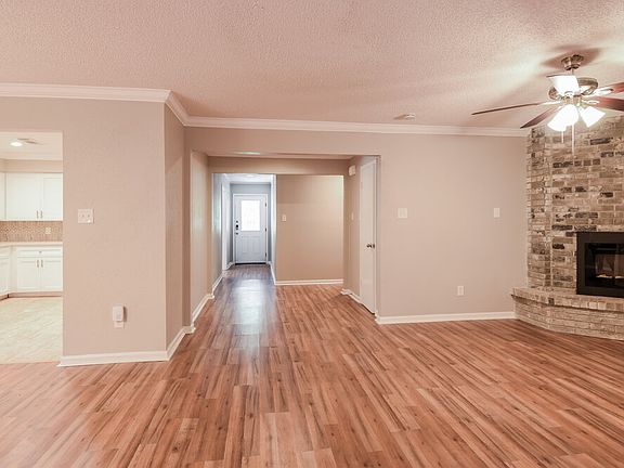 3rd image of 3824 Evergreen Dr
