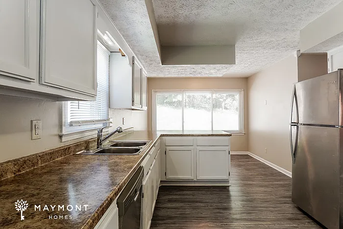 705 Waverly Ln — Photo 6