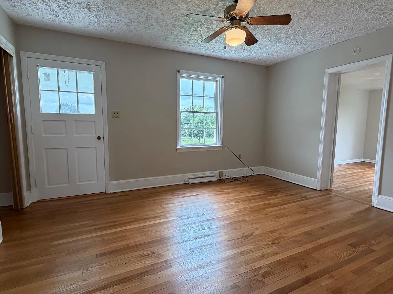 3 bed, 1.0 bath, 1048 sqft, $1,700 — Photo 3