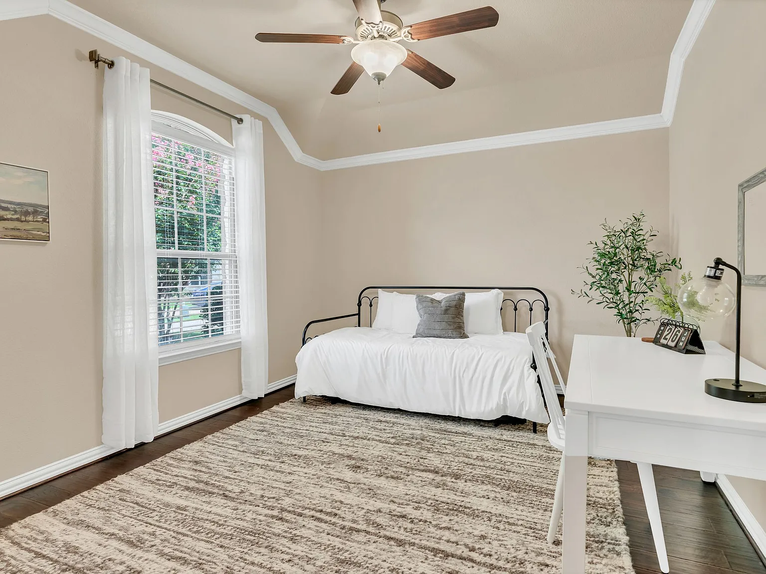 4 bed, 2451 sqft, $8,200 — Photo 3