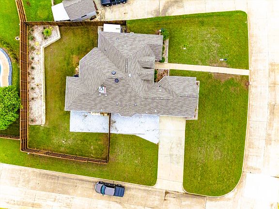 2nd image of 121 Daisey Ln