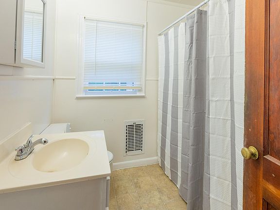 5th image of 510 Noel St