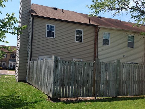 3rd image of 3481 Woodburne Dr
